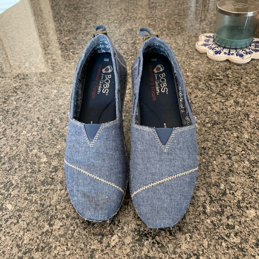 Size 8.5 Skechers